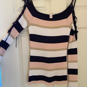 Super cute Scripted top. Fun, lace up sleeves. Worn once.